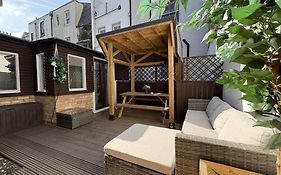 Coastal Comfort Seaside Cabin With Spacious Garden